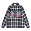 Camisa retrô xadrez de manga comprida americana para homens com retrato em tabuleiro de xadrez e bordado de letra cursiva, caimento solto, jaqueta camisa com colarinho de abas