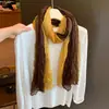 Bufanda plisada artística de color marrón estilo coreano para mujer, nueva bufanda versátil de seda para otoño 2026 para viajes y sesiones de fotos, creando un look atmosférico