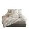 Juego de Cuatro Piezas Estilo Falda de Cama de Felpa de Conejo Engrosada Sábana de Leche Funda Nórdica Doble Cara Más Felpa Franela Coral Fleece Invierno