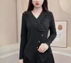 Camiseta de Manga Larga con Cuello en V de Terciopelo de Canalé Irregular para Primavera y Otoño del Sudeste Asiático con Diseño de Volantes para Mamás de Mediana Edad