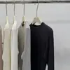 Camiseta básica estilo americano, corte slim, gola redonda, manga longa, elástica, modeladora, tecido escovado, camada base, top interno, outono