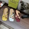 Sandalias de cuña slip-on de moda estilo coreano Chuyuji con hebilla de metal para mujer, nuevos zapatos versátiles de verano estilo hada para exteriores con un look elegante