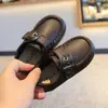 Mocasines casuales de estilo coreano para niños con suelas blandas, nuevos zapatos para caminar de bebé primavera-verano con velcro, zapatos de vestir de cuero para niños