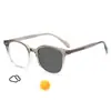 Armazón de gafas retro minimalista con remaches y lentes fotocromáticas para uso diario en exteriores, gafas de moda WM86233