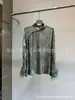 Camisa de Verano 2025 Nuevo Estilo Cuello Alto Botones Oblicuos Seda de Morera Jacquard de Industria Pesada Bordada Puño de Pelo de Avestruz Camisa Adelgazante