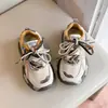 Tênis Pai Chunky Estilo Europeu Super Quente para Mulheres, Aumenta a Altura, Faz os Pés Parecerem Menores, Novo Primavera 2026 Cinza Esportivo Casual Tênis Forrest Gump