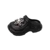 Sapatos Furados Bola de Carvão Preta Desenho Animado Meninas 2026 Verão Novo Estilo Pai-Filho Sapatos Casuais Sandálias Sapatos de Praia
