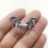 Nuevo colgante gótico de aleación de zinc con forma de corazón, cruz y alas de murciélago, accesorios DIY