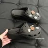 Novos Crocs Originais 2026 para Mulheres, Estilo Ins, Antiderrapantes, Fofos, Delicados, Sandálias Fechadas em Formato de Coelho para Uso Externo no Verão