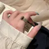 Anillo de Latón Hueco Tallado Estilo Vintage con Piedra Imitación Ojo de Tigre, Sensación de Lujo Ligero de Gama Alta, Anillo de Banda Lisa Retro de Nicho para Dedo Índice