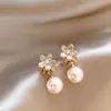 Aretes de Perlas Transfronterizos Nuevos de Moda para Mujer Lujo Ligero Moda de Alta Gama Aretes Versátiles para Mujer Aretes Elegantes Retro para Mujer al Por Mayor
