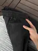 Calças cinza-escuras, texturizadas, estilo "old money" para homens, adequadas para o outono, com caimento clean, pregas, design de perna reta e uma estética americana retrô com caimento fluido.