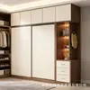 Novo guarda-roupa de portas de correr estilo moderno para quarto principal com armário superior e nichos abertos, armário de armazenamento de grande capacidade para uso doméstico