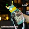 Nueva taza de plástico con diseño de asta de dibujos animados de gran capacidad, con correa para niños, taza portátil que rebota, taza linda con pajilla al vacío, venta al por mayor