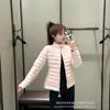 Putian Versión de Alta Gama Modelo Nuevo Chaqueta Ligera de Plumas Gelle Insignia en la Manga Chaqueta Corta Entallada a la Cintura para Mujer