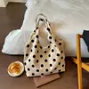 Bolso de lunares de gran capacidad estilo coreano para mujer, nuevo modelo 2026, bolso de hombro simple para el día a día, bolso tote versátil para estudiantes