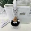 Chaveiro de Boneca Bola de Carvão Fofa Decoração de Mochila de Estudante Boneca Chaveiro de Casal Pequeno Presente