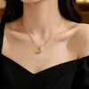 Nuevo Producto, Collar de Acero de Titanio con Incrustaciones de Diamantes en Forma de Luna para Mujer, Cadena de Clavícula de Moda de Gama Alta de Nicho, Accesorio Versátil y Elegante