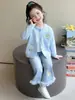 Conjunto de tres piezas de Elsa para niñas de comercio exterior, nuevo estilo coreano para el otoño de 2026, uniforme escolar Elsa, ropa infantil para dropshipping, moderno