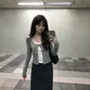 Camiseta de Manga Larga con Bloques de Color Patchwork Falso Dos Piezas Ribete de Encaje para Mujer Otoño Nuevo Estilo Versión Coreana Corte Ajustado Favorecedor para la Figura Top Gris