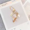 Llavero colgante de aleación creativa con forma de corazón, perla y concha, accesorios para bolso, adornos de joyería metálica, regalos pequeños al por mayor