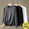 Camiseta de manga comprida para primavera e outono para homens, disponível em branco puro e preto, com gola redonda, adequada como camada base ou camiseta de baixo, e um design fino e leve para usar no outono