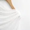 Camiseta de Manga Larga para Mujer con Diseño Único, Hombro Descubierto Diagonal, Cintura Irregular y Capa Interior para un Efecto Adelgazante, Estilo Dulce y Picante