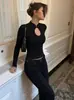 Moda feminina outono 2026 transfronteiriça europeia e americana, nova, justa, com design de botões vazados, cor sólida, manga longa, top, camiseta