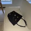 Bolsa de mano tipo tote para el trabajo, diseño de nicho nuevo de primavera, estilo femenino, gran capacidad, simple, moderna, casual, personalizada, de un solo hombro