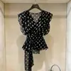 Camisa sin mangas de lunares negros estilo Hepburn francés para mujer, cuello en V, entallada en la cintura, con cinturón para atar, top adelgazante, nuevo modelo verano 2026