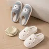Pantufas de algodão fofas, novos estilos outono/inverno para mulheres, com estampas de desenhos animados, quentes e forradas com fleece para uso interno, com solas antiderrapantes e solados grossos, também disponíveis para homens