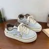 Tênis femininos de sola grossa estilo coreano, novos sapatos brancos versáteis de outono de 2026 para combinar com saias, mocassins casuais para estudantes