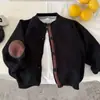 Cardigã de Tricô Infantil 2026 Primavera e Outono Novo Jaqueta de Botão Único com Gola Redonda Color Block Suéter Versátil para Crianças Pequenas Tendência