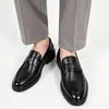 Mocasines Negros Pequeña Abeja Otoño 2026 para Hombre, Slip-On Brillantes, Zapatos Formales de Cuero de Tacón Bajo para Viajes de Negocios