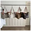 Bolso tote de gran capacidad para mujer, nuevo diseño versátil de nicho, bolso de hombro único para mujer, bolso de trabajo, bolso de mano de moda para dama