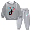 Conjunto de Moletom Infantil Outono/Inverno 2026, Novo Modelo Estiloso para Crianças Maiores, Forrado com Fleece e Espessado para Aquecimento, Conjunto de Manga Longa de Inverno