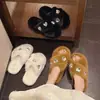 Pantuflas peludas de punta abierta, modernas y cálidas, para mujer. Cómodo modelo nuevo con tiras cruzadas. Pantuflas planas de felpa 2026 con pedrería.