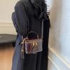 Bolsa pequena quadrada de alta qualidade para mulheres, nova bolsa transversal de ombro estilo coreano, moderna e popular, 2025