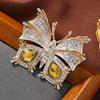 Broche de mariposa de cristal de lujo ligero, diseño sencillo con ramillete de diamantes, elegante, para traje que combina con todo, accesorios de regalo
