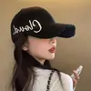 Gorra de béisbol negra de ala dura para mujer, nuevo modelo 2024, circunferencia de cabeza grande, gorra negra tipo pico de pato con letras, ala ancha que hace que la cara se vea más pequeña