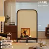 Biombo vintage de madera maciza cuidadosamente seleccionado para la sala de estar, con tejido de ratán como división para la entrada, diseñado para cubrir la puerta directamente frente a la entrada, y un nuevo estante de almacenamiento de estilo retro