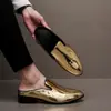Pantuflas de media caña brillantes de punta fina de talla grande para hombre, mules casuales, zapatos de cuero simples dorados slip-on de moda