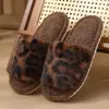 Chinelos de Pelo Estampa de Leopardo para Uso Externo, Nova Moda Outono e Inverno, Chinelos de Pelúcia Quentes com Solado Grosso de Algodão para Mulheres