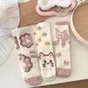 Calcetines de estilo japonés para otoño e invierno con estampado de gato de dibujos animados lindos, color rosa, perfectos para niñas, versátiles y adorables, ideales para usar en casa y proporcionar calor