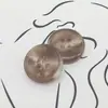 Botones de resina de imitación de cuerno de fábrica directos botón redondo de cuatro ojales botones para abrigo cortavientos al por mayor