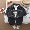 Nuevo Estilo Chaqueta de Manga Larga con Estampado de Letras para Niños Primavera y Otoño Conjunto de Tres Piezas Atuendo de Mezclilla de Otoño para Niños Elegante