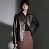 Chaqueta de cuero estilo minimalista con cuello alto, textura vintage de otoño, corte holgado, abrigo corto de hombros caídos, chaqueta de cuero de alta gama para el día a día