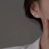 Pendientes pequeños asimétricos con diseño de estrella de cuatro puntas, sencillos y a la moda, con un toque de estrella y un toque de estilo.
