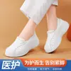 Suministro directo del fabricante, precios al por mayor para zapatos de enfermera para mujer: de suela blanda, transpirable, cómodo y hecho de cuero genuino, diseñado específicamente para uso hospitalario, en blanco