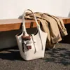 Bolso de mano para mujer, nueva colección otoño/invierno 2026, bolso cubo retro de moda estilo coreano, bolso de hombro simple y bolso de axila